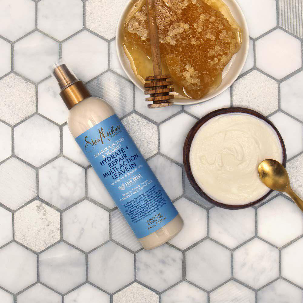 Shea Moisture Manuka Honey & Yogurt Hydrate + Repair Multi-Action Leave-In (237 ml). Moisturizing leave-in conditioner with manuka honey and yogurt, illustrated with gingerbread and yogurt.