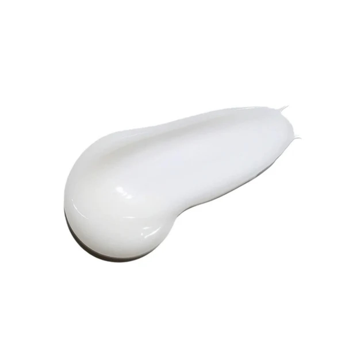 Cremet hvid lotion-tekstur formet som en dråbe på hvid baggrund, viser produktets bløde konsistens.